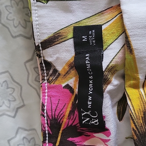 Women's New York and company crop floral Pants. pants size med. - Picture 3 of 5